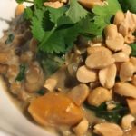 Topping med frisk koriander og peanuts